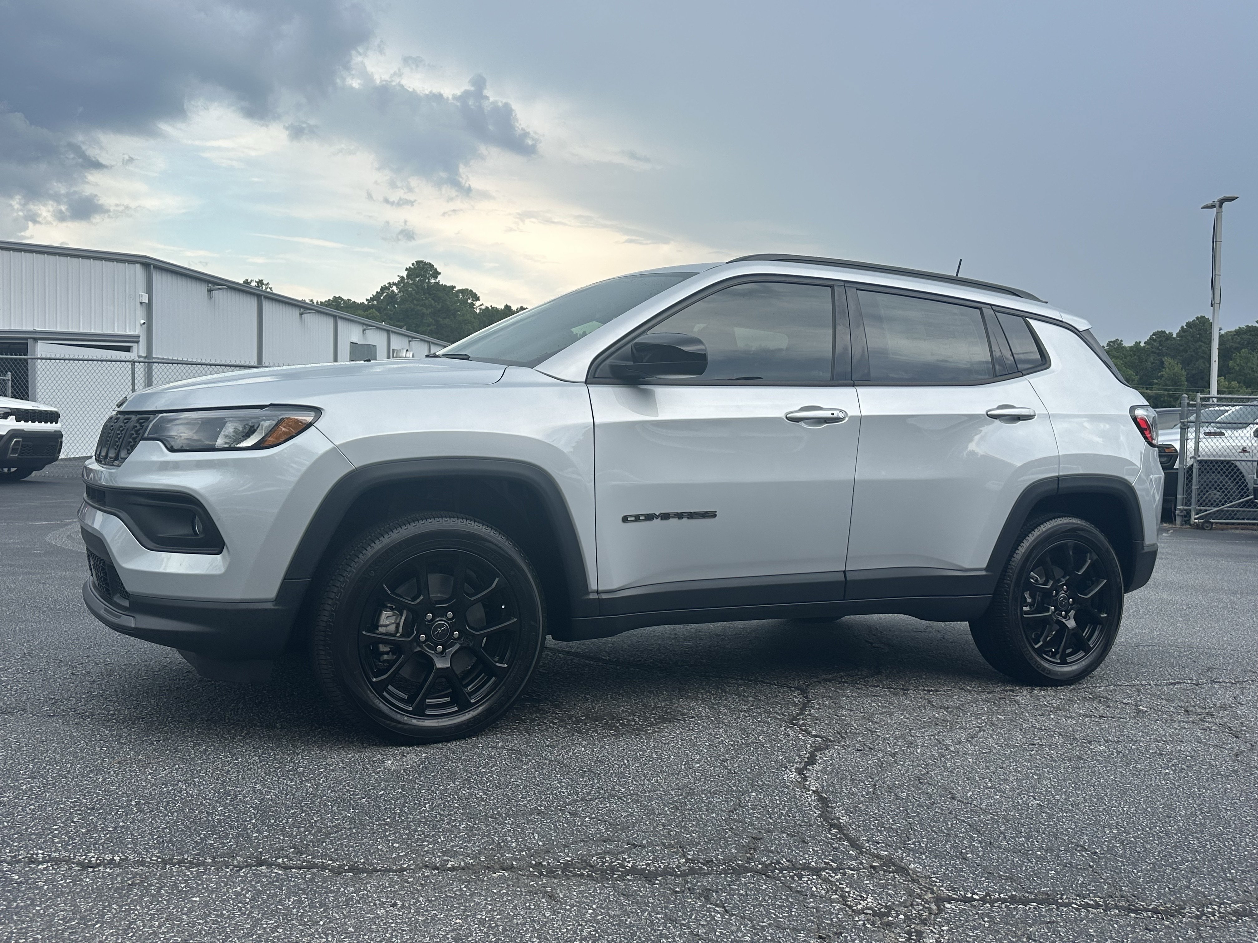 New 2026 Silver Zynith Metallic Clearcoat Jeep Latitude Altitude image 4