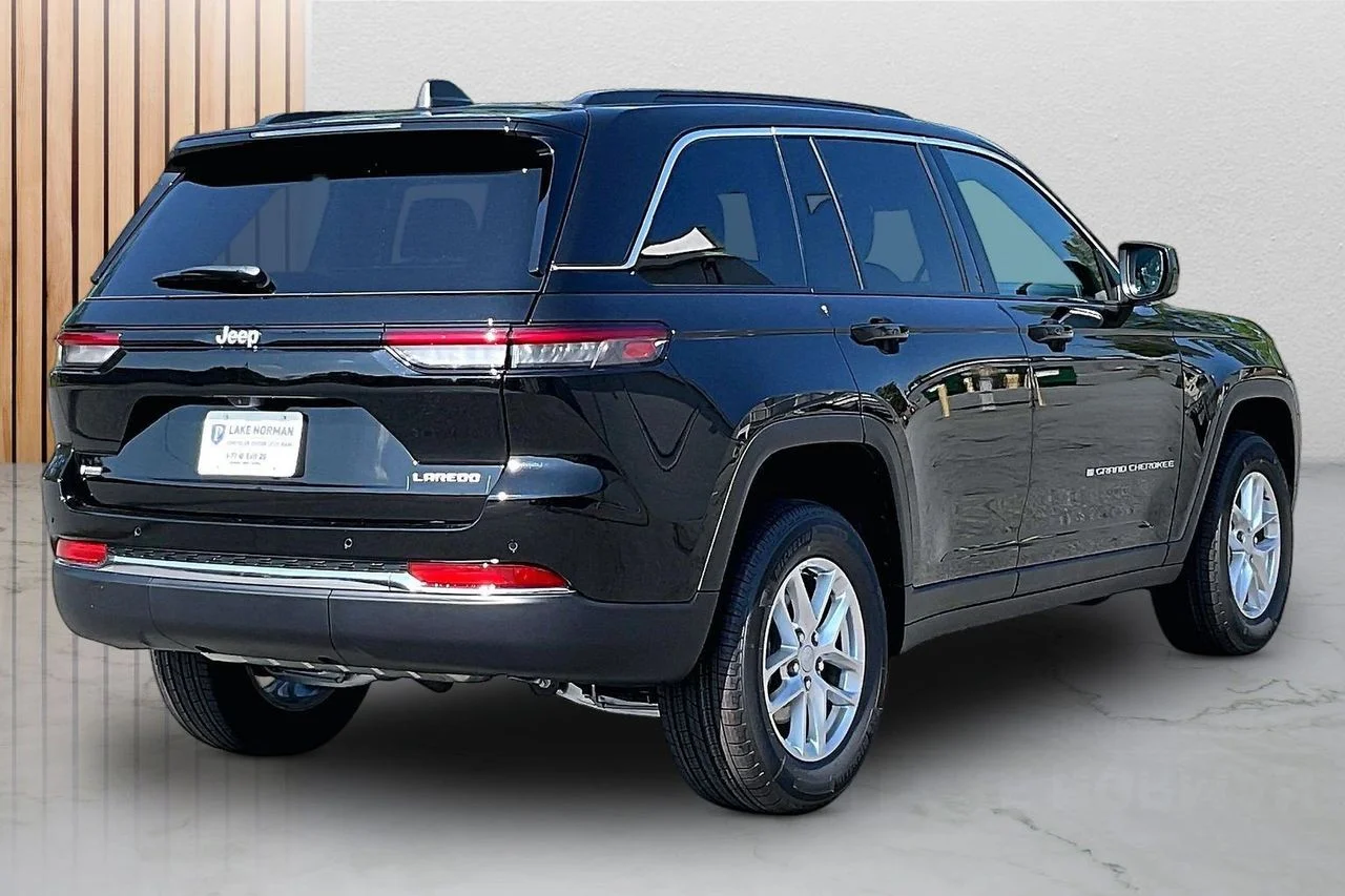 New 2026 Diamond Black Crystal Pearl-Coat Exterior Paint Jeep Laredo X image 9