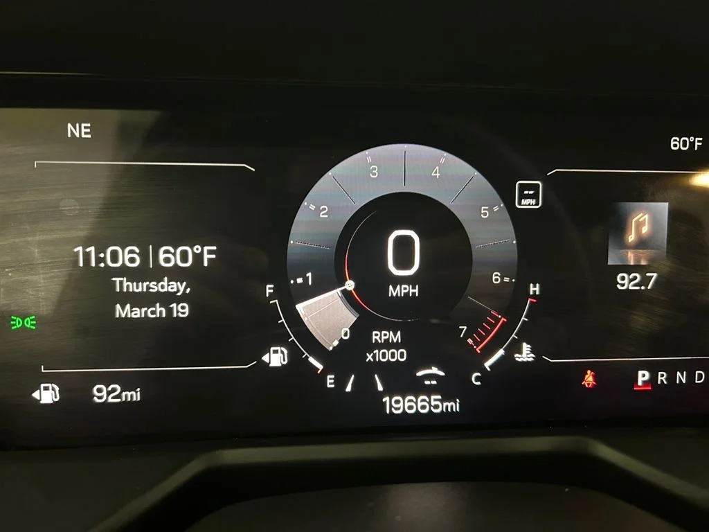 Used 2025 White GMC Elevation image 10
