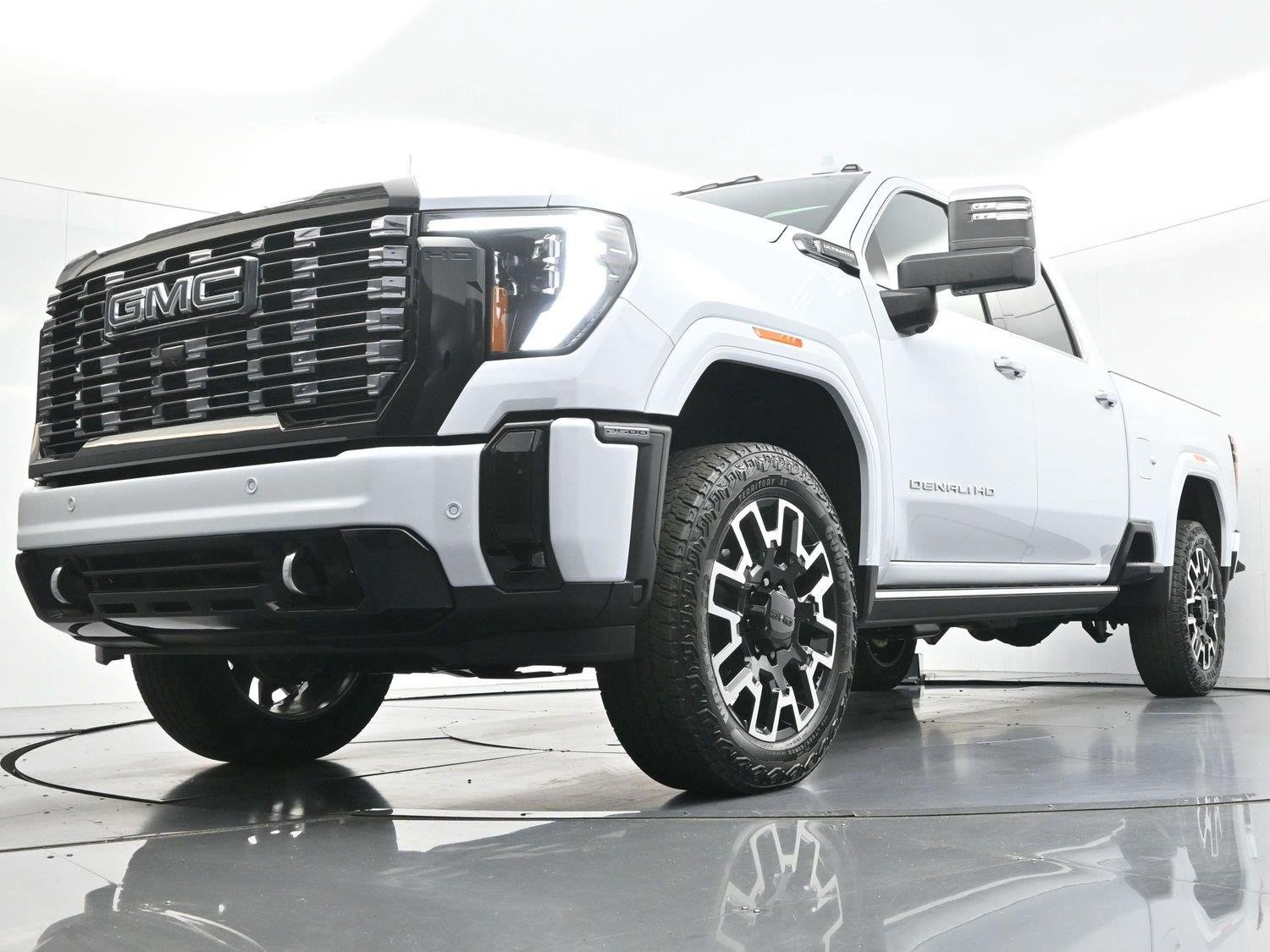 Used 2026 Glacier White Tricoat GMC Denali Ultimate image 50