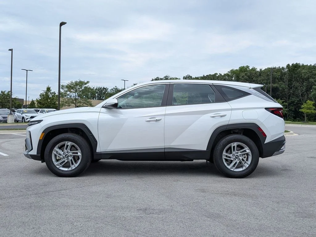 Used 2025 White Hyundai SE image 4