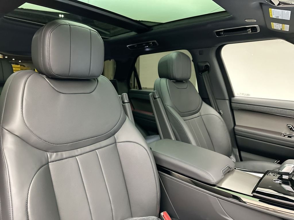 Used 2025 Santorini Black Metallic Land Rover Dynamic SE image 5