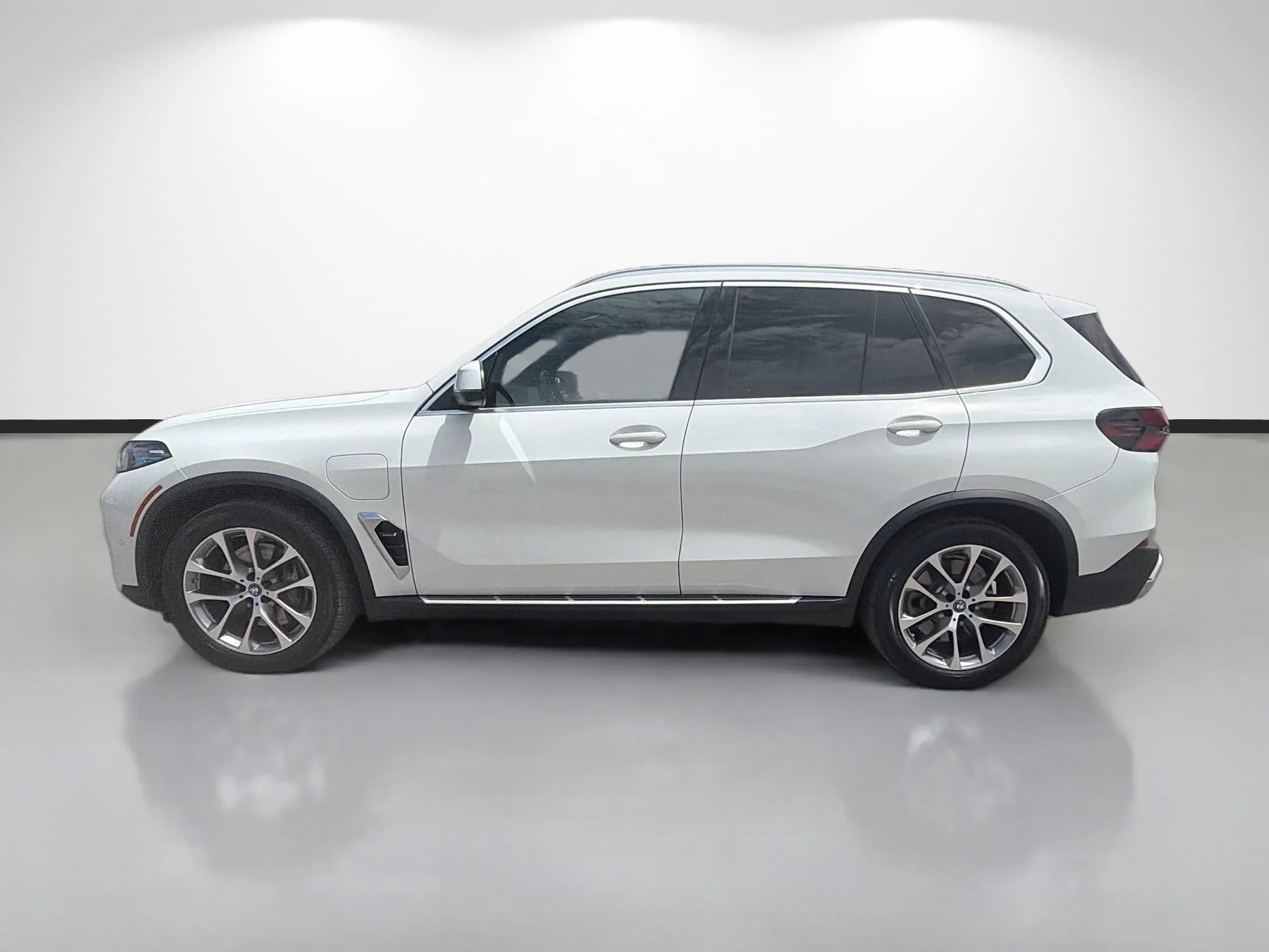 Used 2024 Alpine White BMW xDrive50e image 6