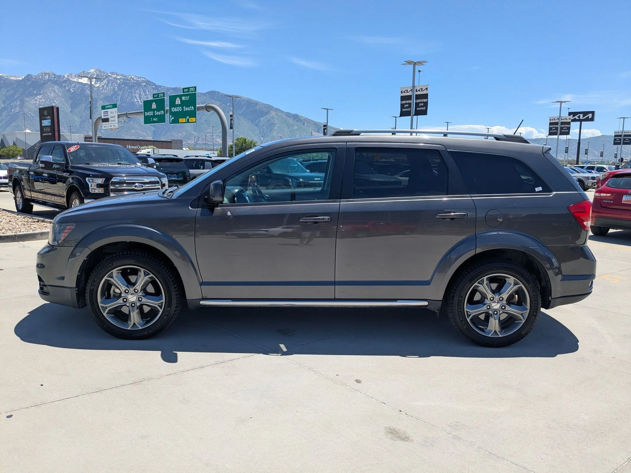 Used 2017 Granite Pearlcoat Dodge Crossroad Plus image 2