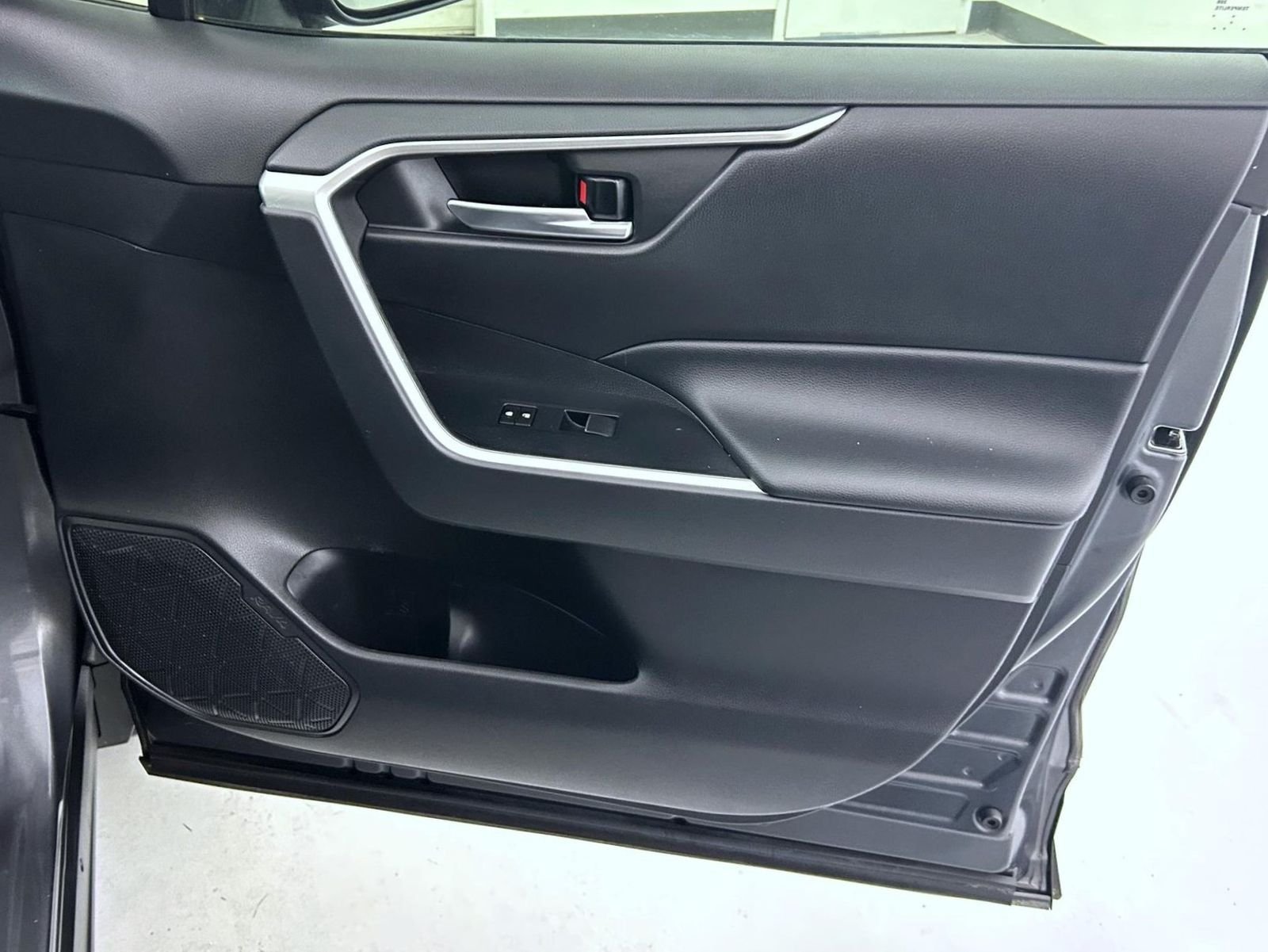 Used 2020 Gray Toyota XLE Premium image 16