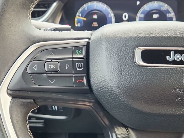 Used 2025  Jeep Laredo image 35