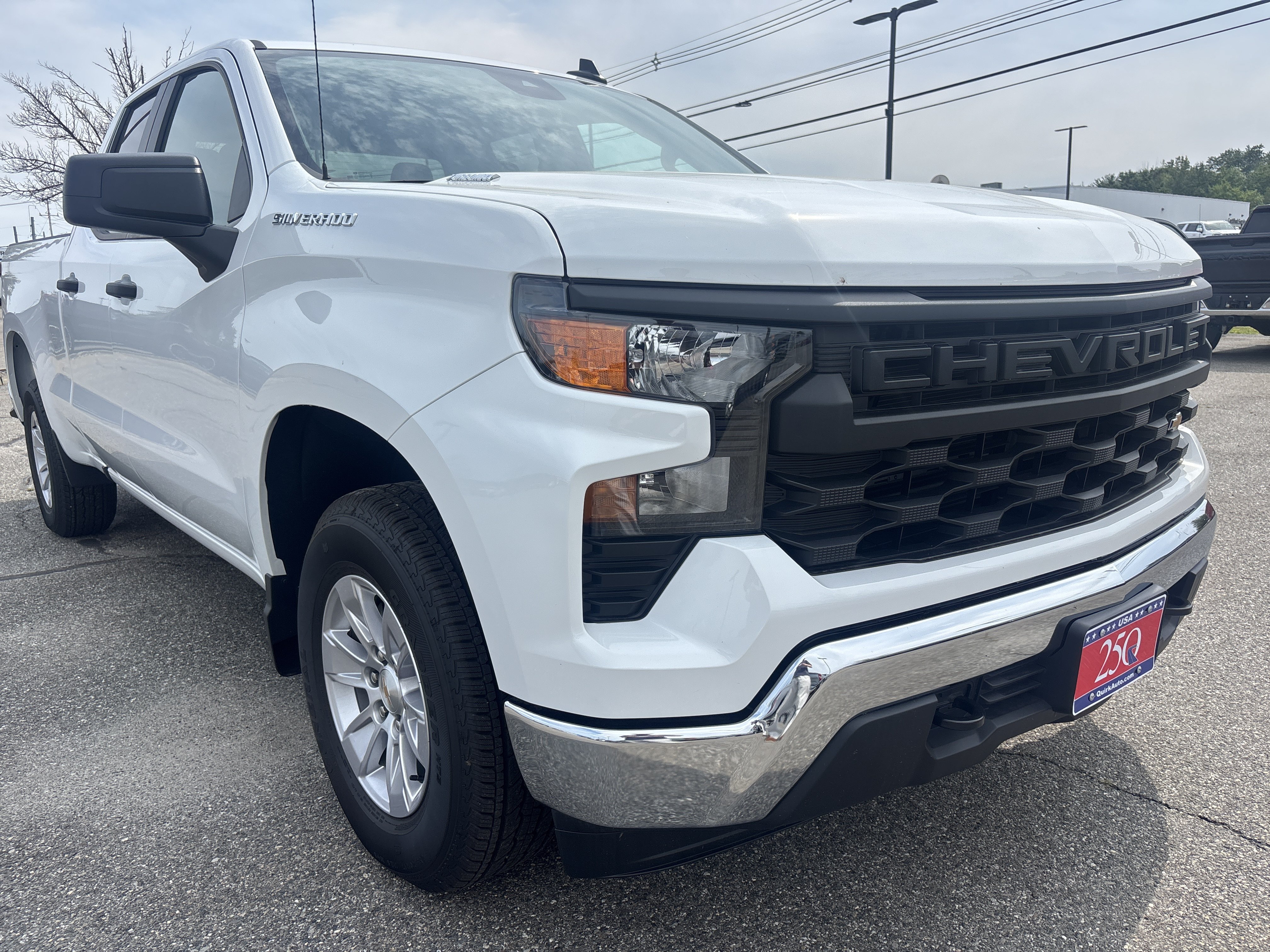 New 2025 Summit White Chevrolet WT image 4