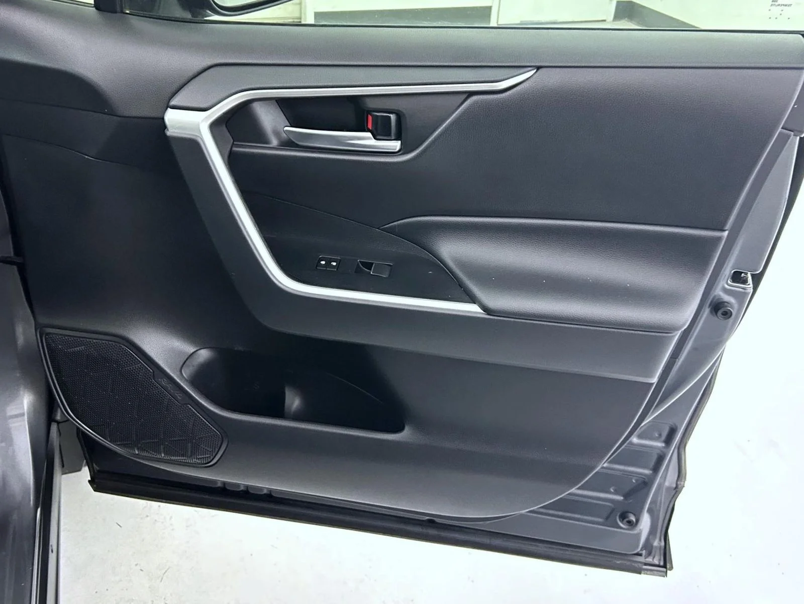 Used 2020 Gray Toyota XLE Premium image 16