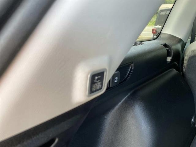 Used 2023 Diamond Black Crystal Pearlcoat Jeep Laredo image 6