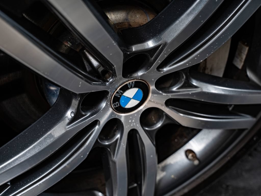 Used 2022 Bluestone Metallic BMW 530i xDrive image 8