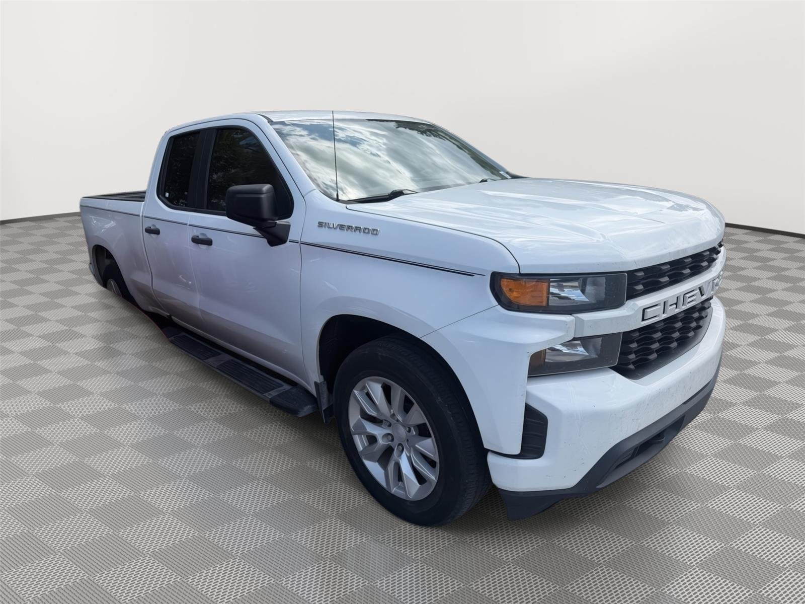 Used 2019 Silver Ice Metallic Chevrolet Custom image 7
