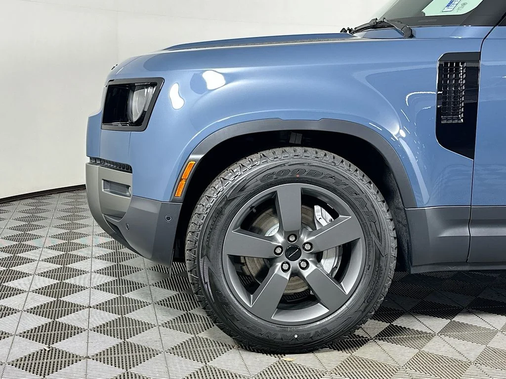New 2026 Tasman Blue Metallic Land Rover S image 9