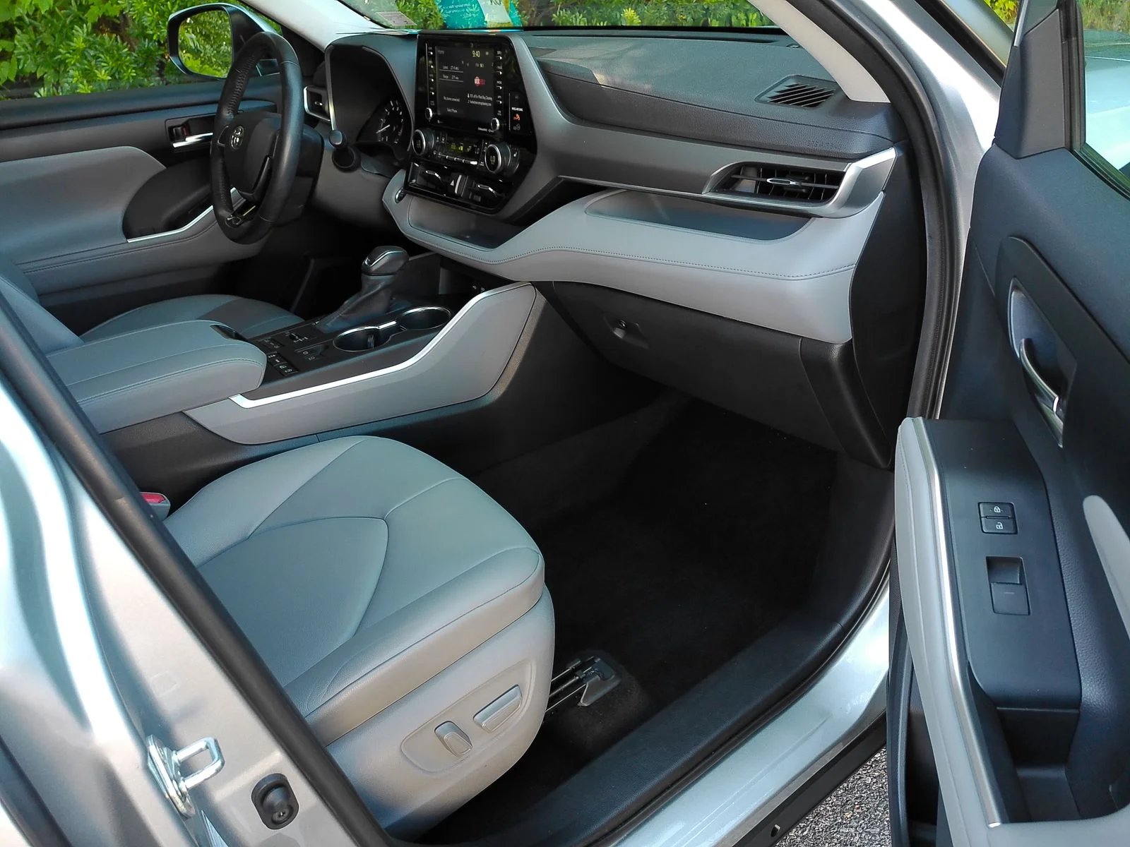 Used 2020 Silver Toyota XLE image 39