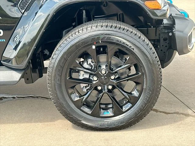 New 2023 Black Clear-Coat Exterior Paint Jeep Sahara 4xe image 10