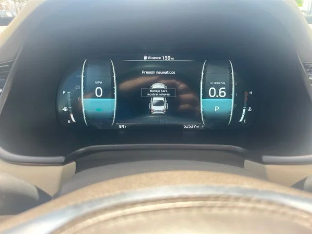 Used 2020 White Kia Luxury image 9