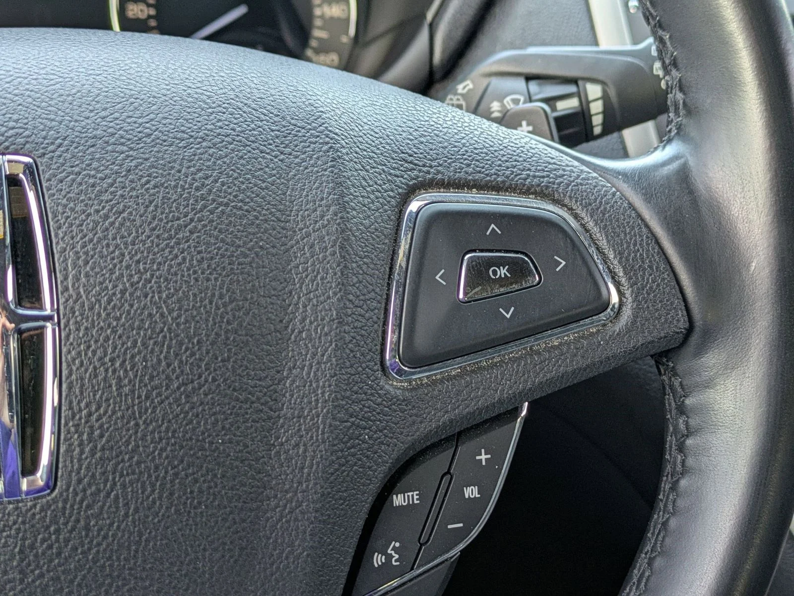 Used 2017 Red Lincoln Select image 11