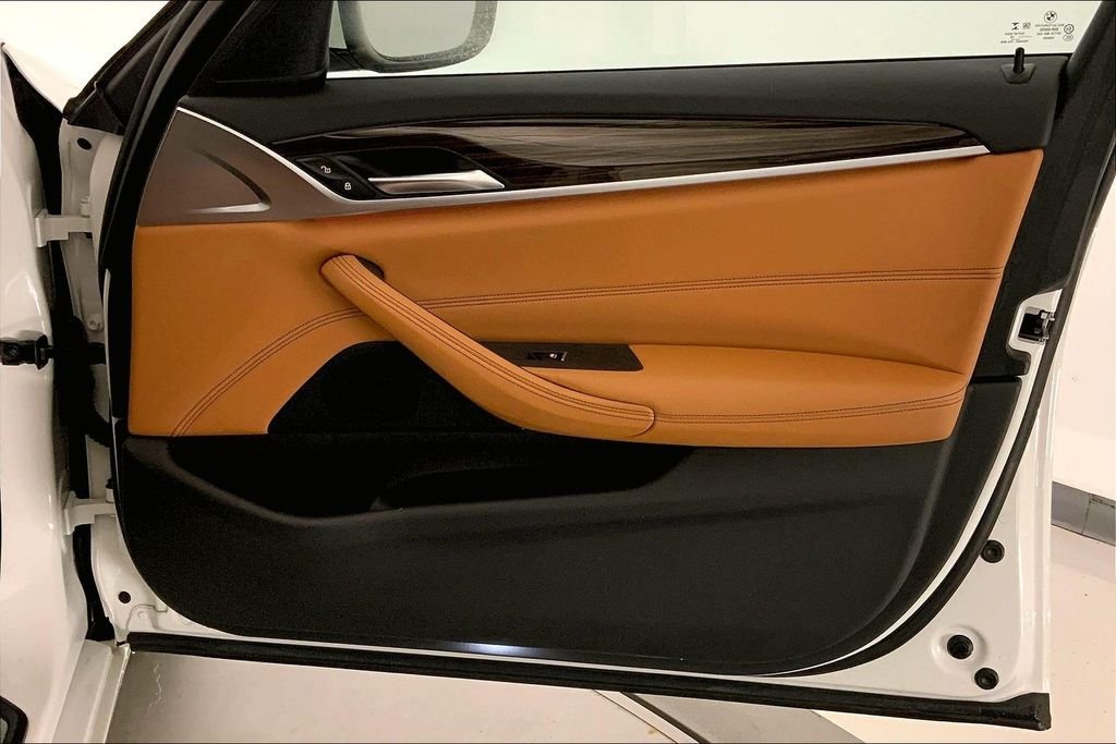 Used 2019 Mineral White Metallic BMW  image 25