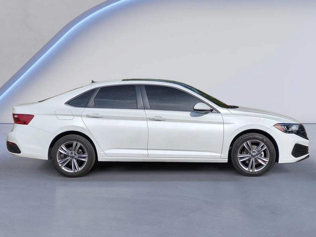 Used 2022 Oryx White Pearl Volkswagen SE w/ Sunroof image 4
