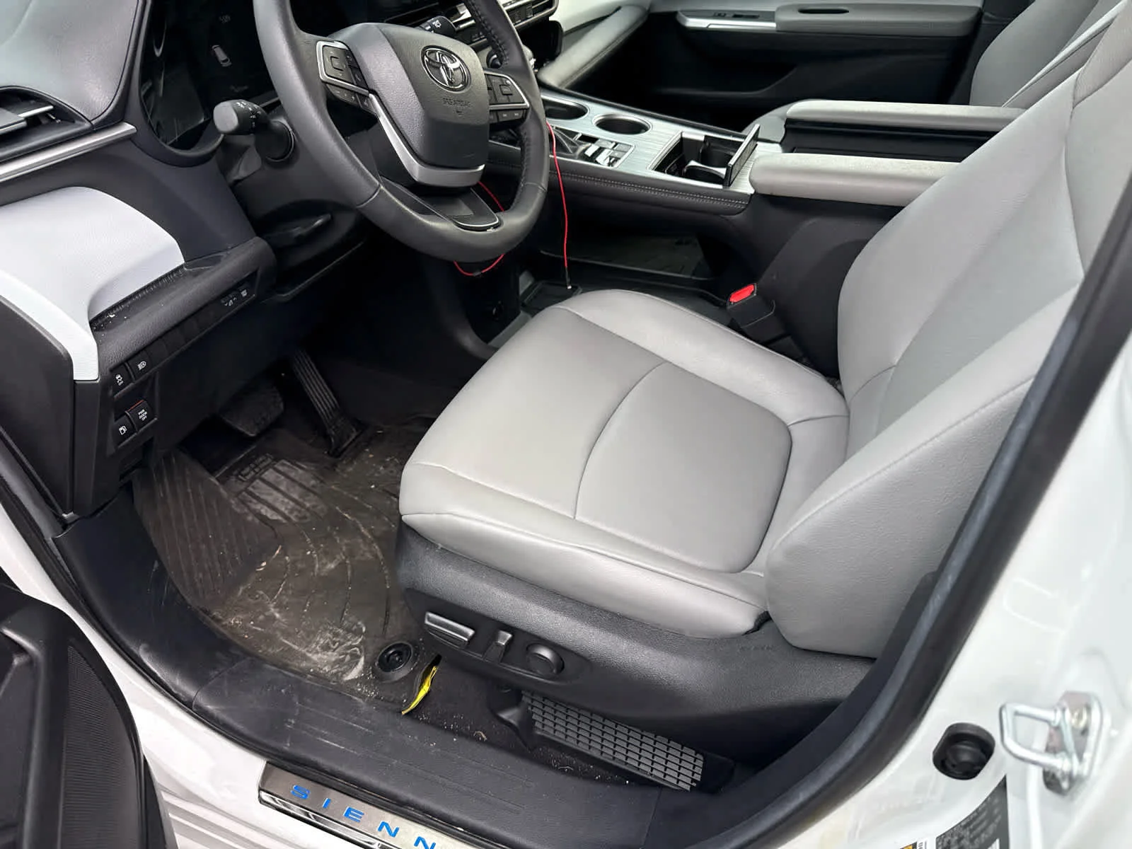 Used 2025 Wind Chill Pearl Toyota XLE image 5