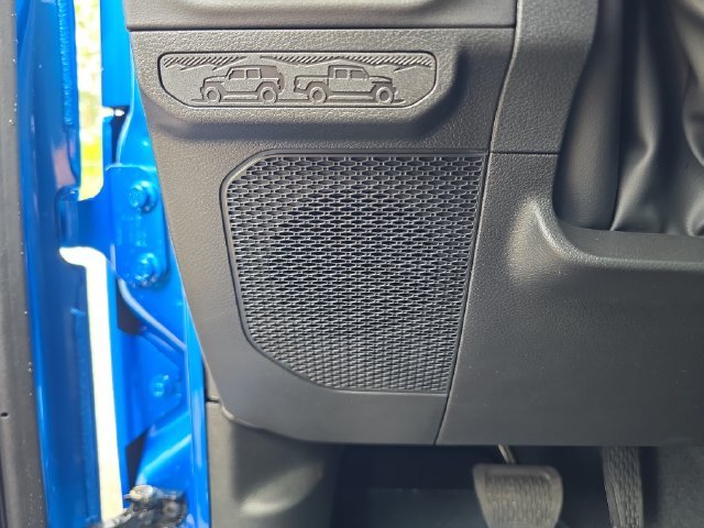 New 2026 Hydro Blue Pearl-Coat Exterior Paint Jeep Sahara image 14