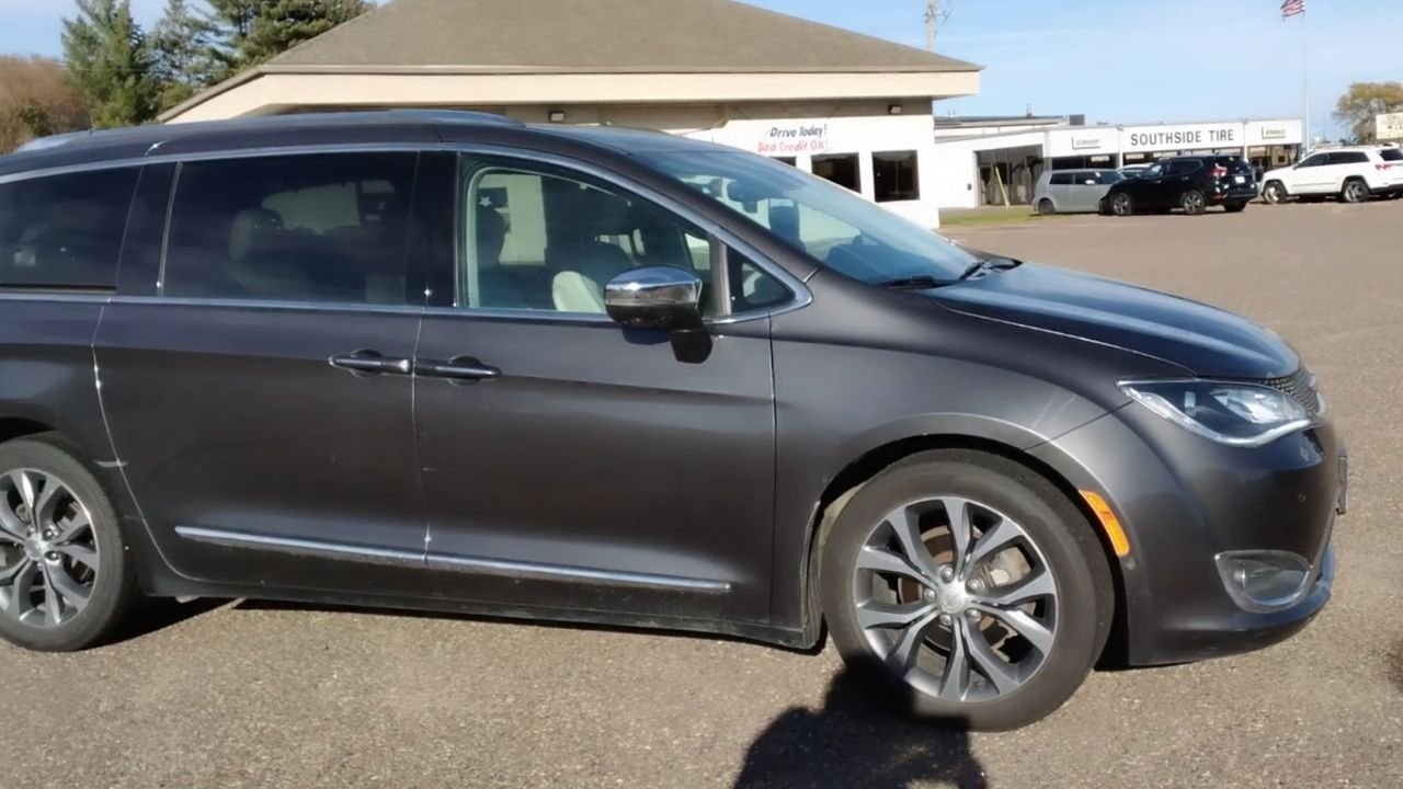 2017 Chrysler Pacifica Limited photo 2