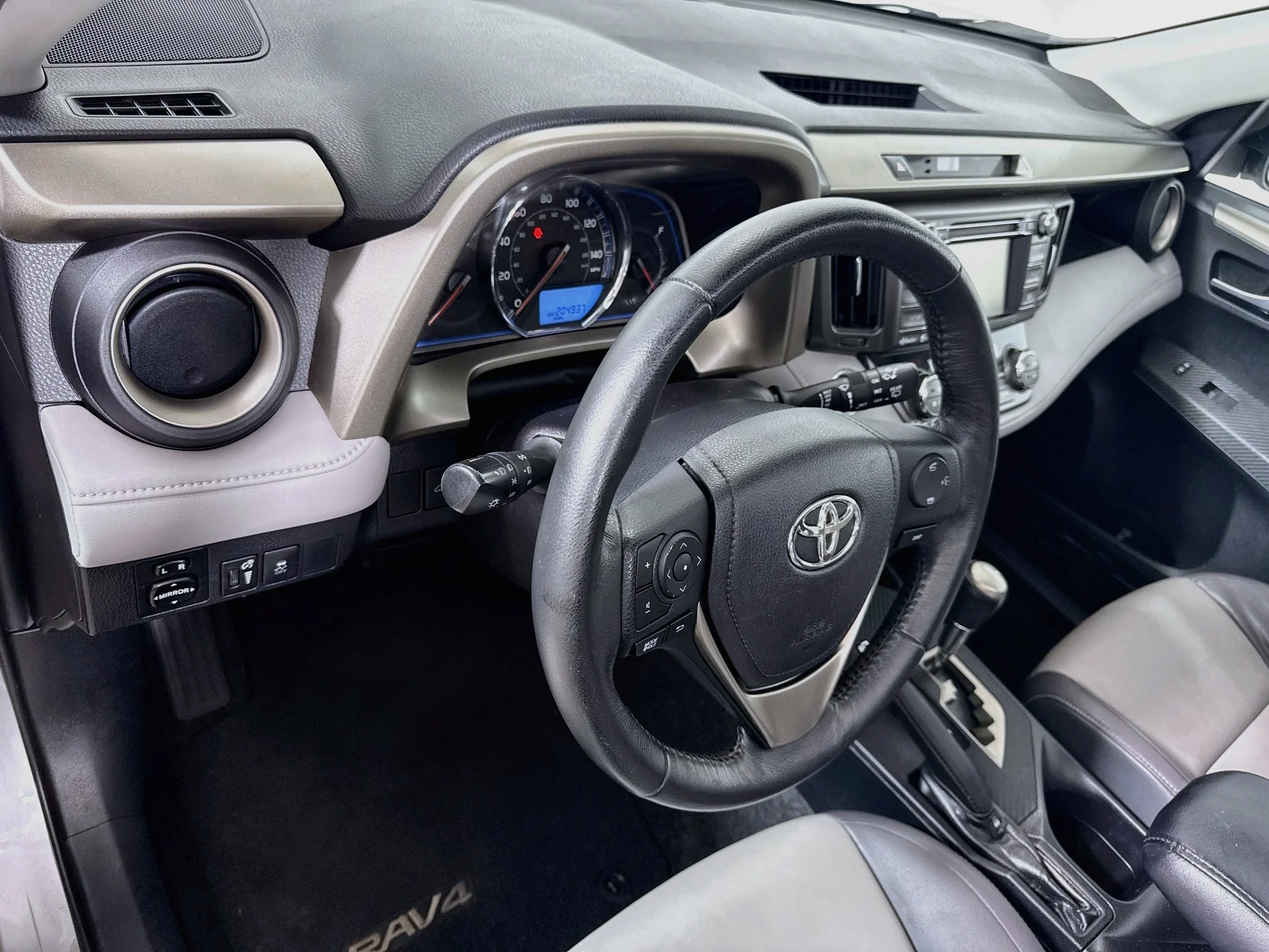 Used 2015 Classic Silver Metallic Toyota Limited image 10