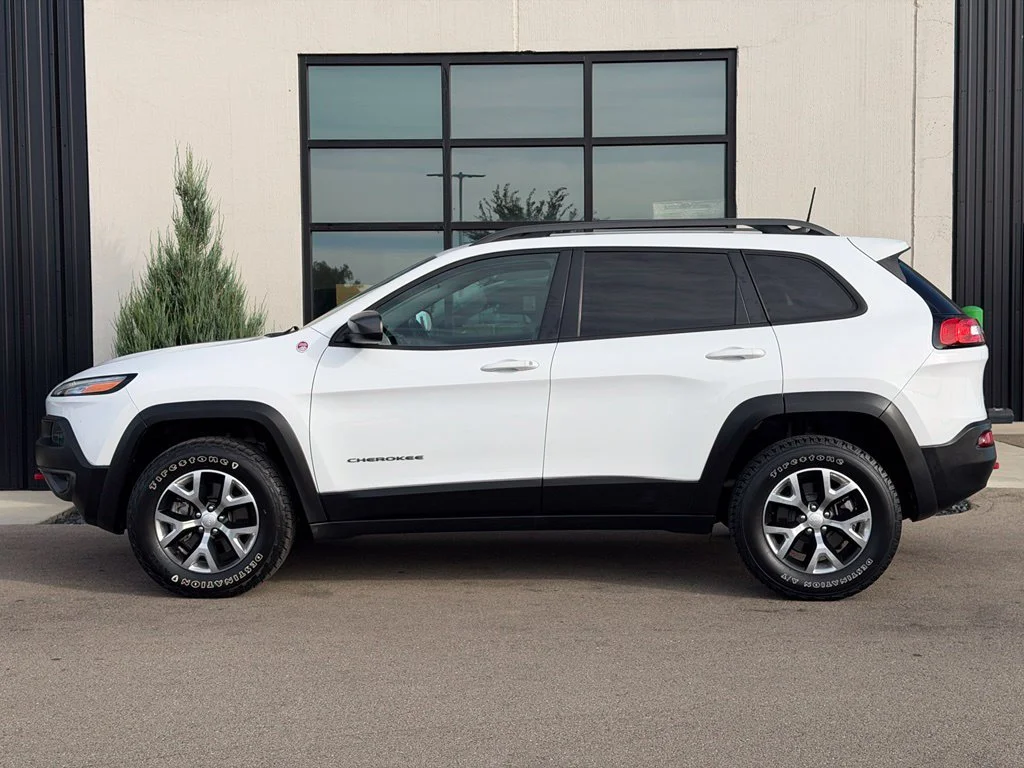 Used 2017 White Jeep Trailhawk image 2