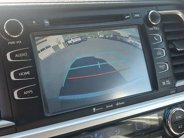 Used 2018 Silver Toyota XLE image 18