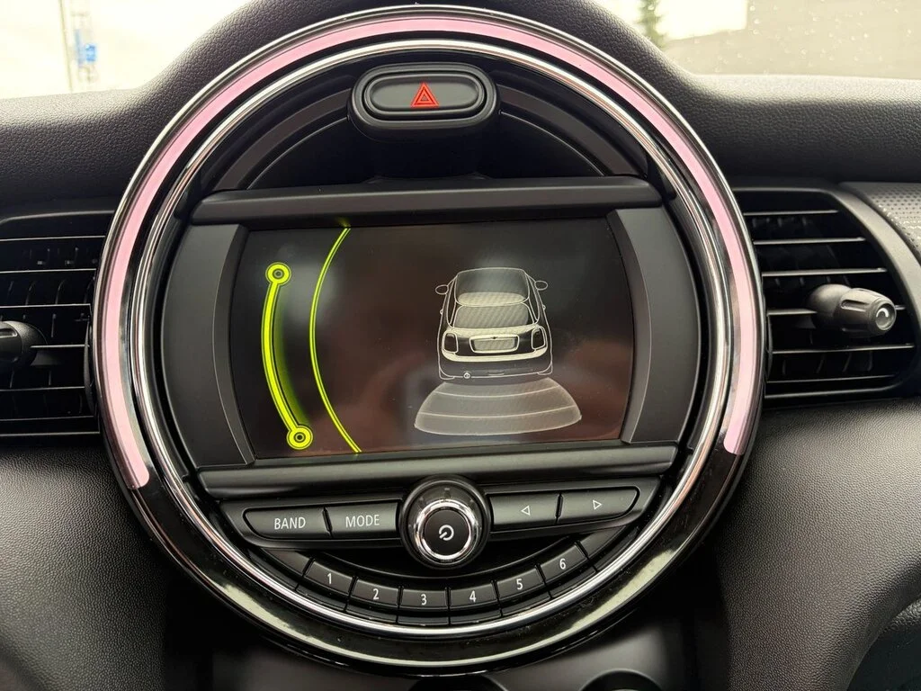 Used 2018  MINI 3 Door Great price,Fun to drive,Financing availa image 26