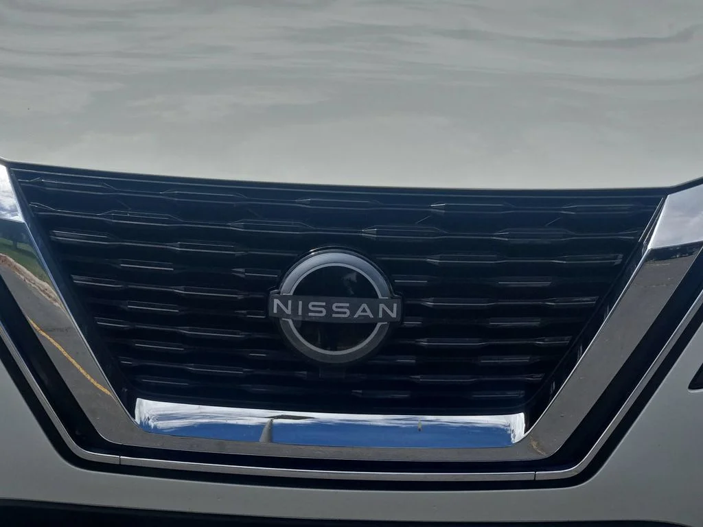 Used 2023 White Nissan S image 18