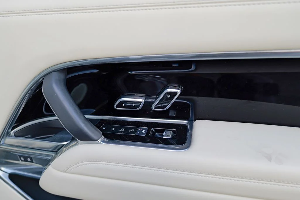 Used 2025 Gray Land Rover SE image 31