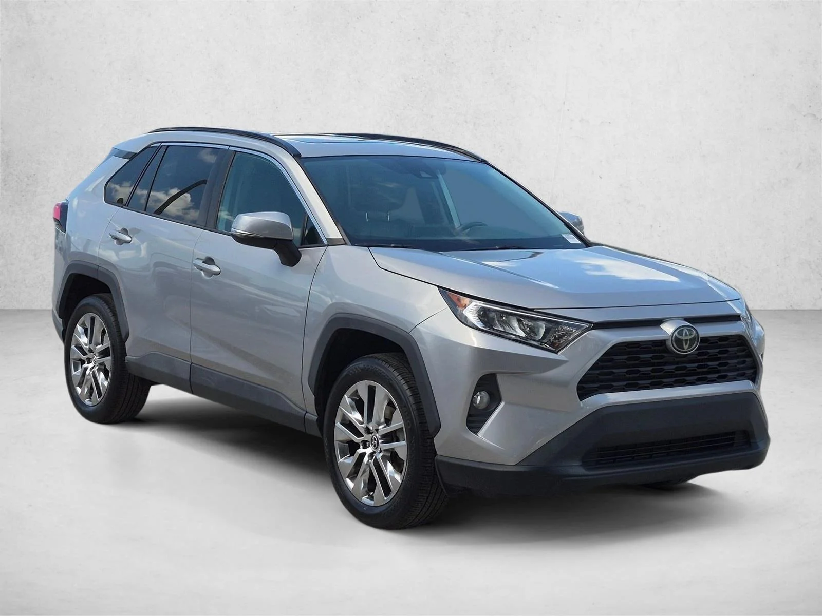 Used 2020 Silver Sky Metallic Toyota XLE Premium image 3