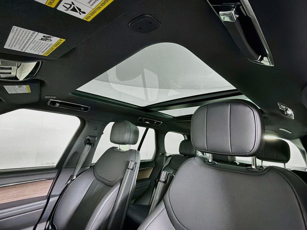 Used 2025 Belgravia Green Metallic Land Rover SE image 23