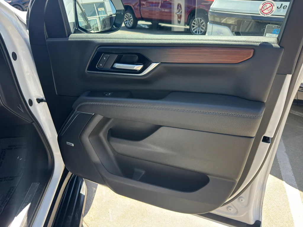 Used 2025 White GMC Denali image 9
