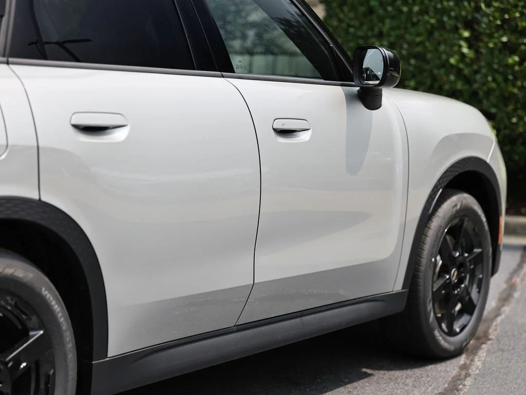 New 2027 Silver MINI Signature Plus image 8