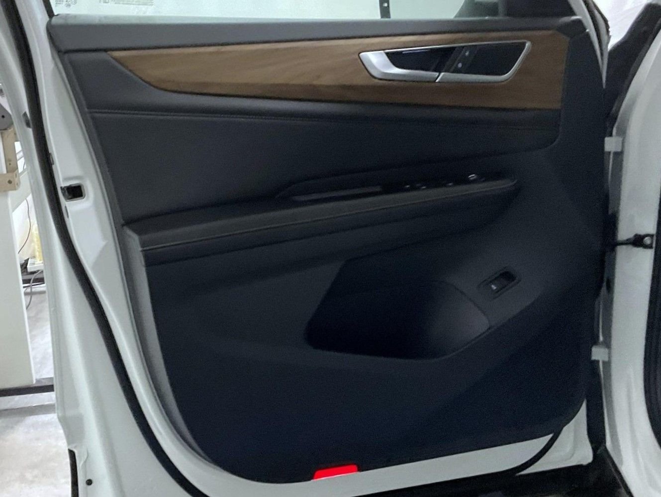 2025 Volkswagen Atlas SE w/Tech - Photo 10