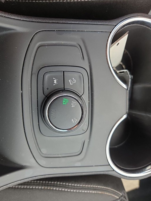 Used 2024 Sterling Metallic GMC AWD 4dr SLE image 14