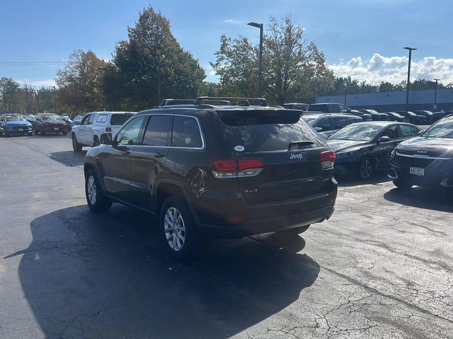 Used 2021 Diamond Black Crystal Pearlcoat Jeep Laredo E image 7