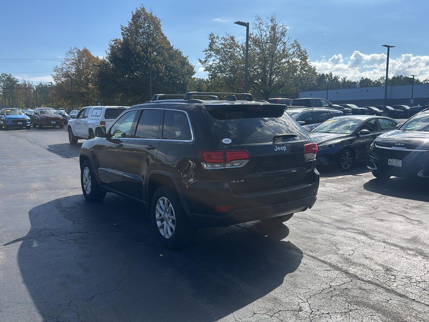 Used 2021 Diamond Black Crystal Pearlcoat Jeep Laredo E image 7