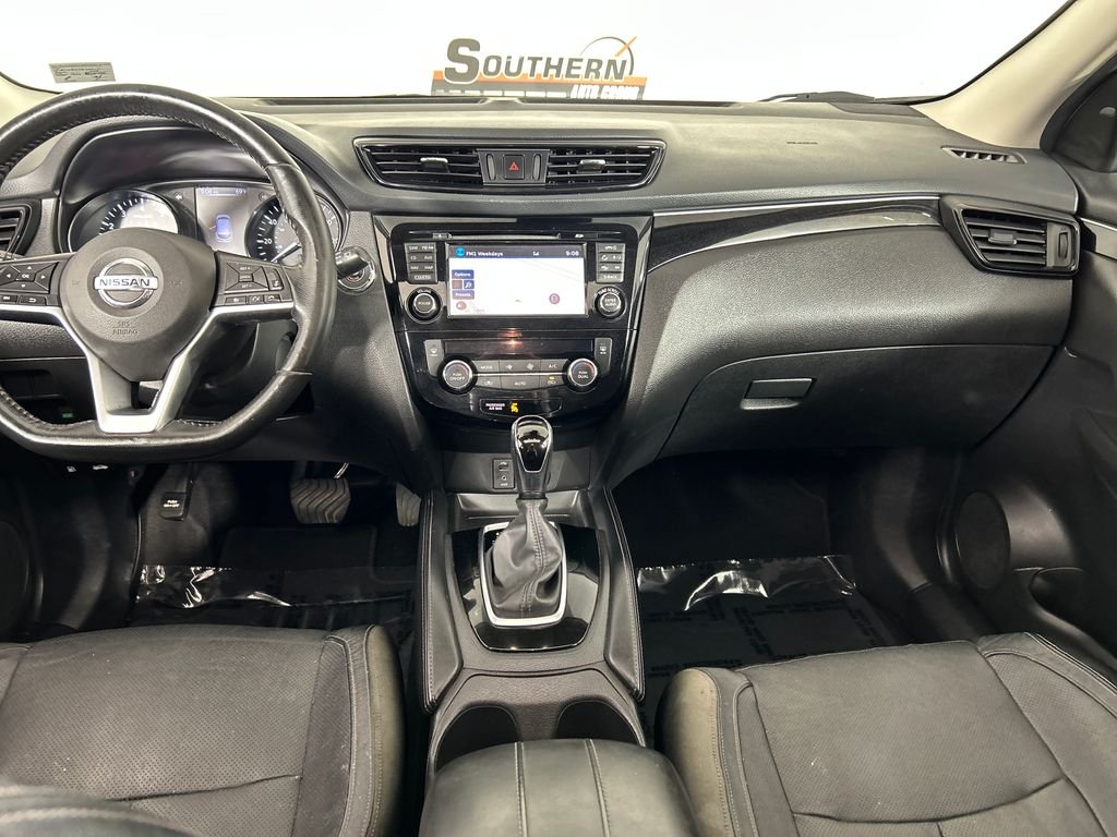 Used 2018 Red Nissan SL image 18