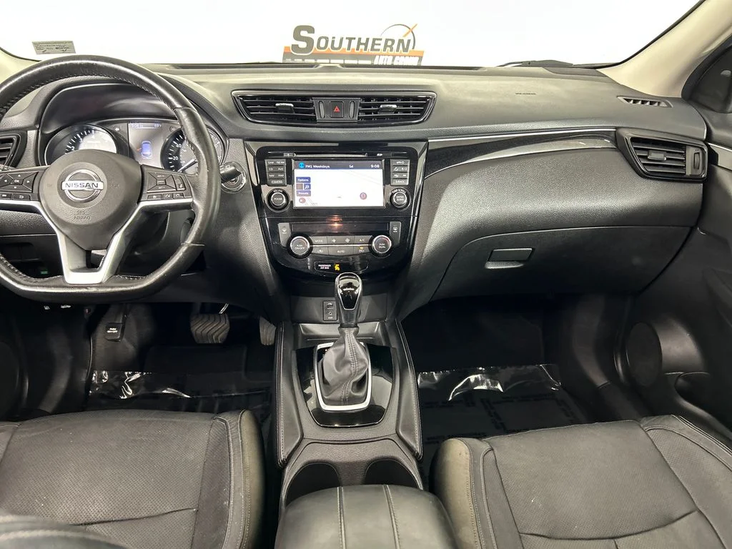 Used 2018 Red Nissan SL image 18