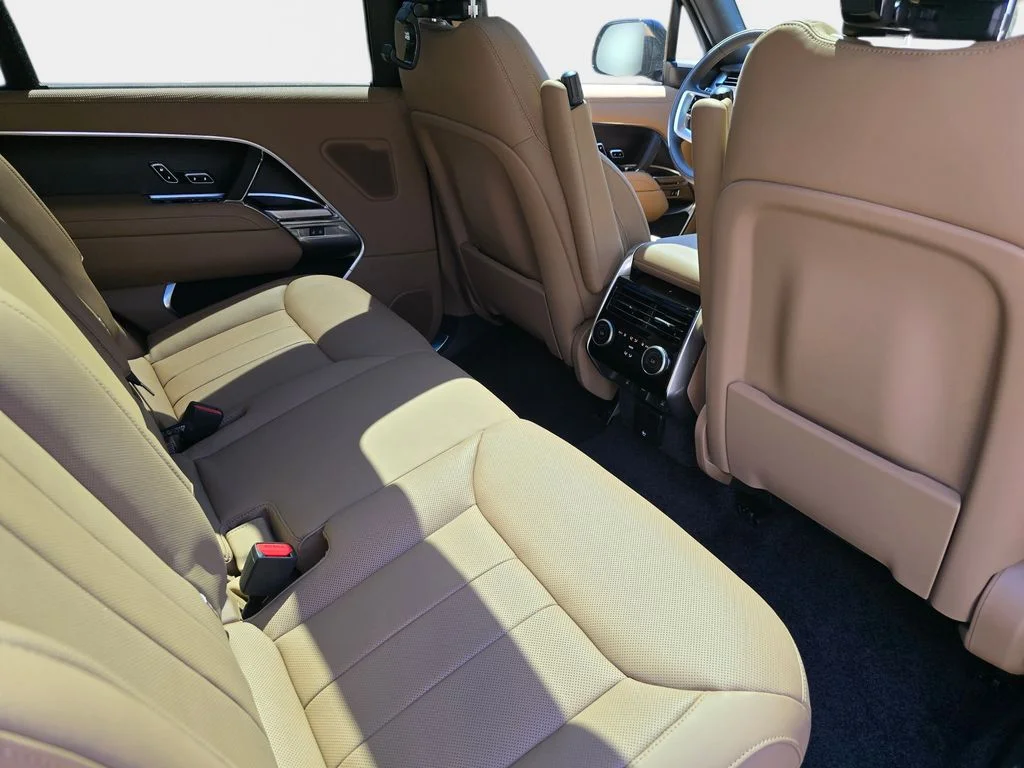 New 2026 Santorini Black LAND ROVER SE LWB 7-Seats / V8 image 11