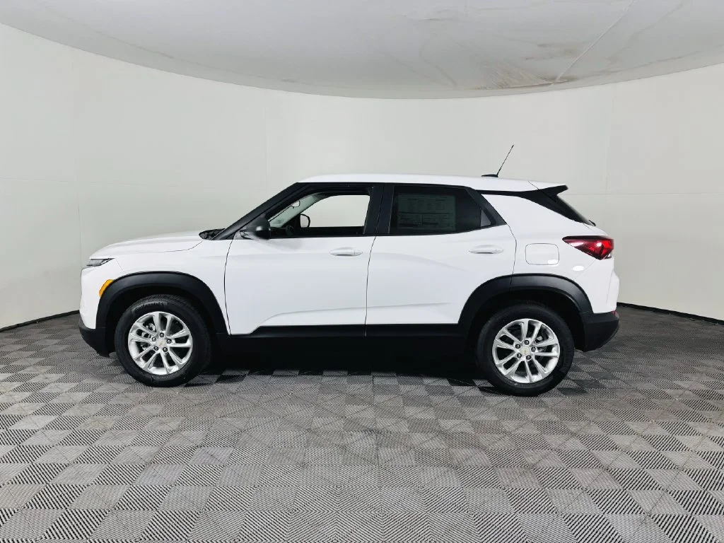 Used 2026 Summit White Chevrolet LS image 5