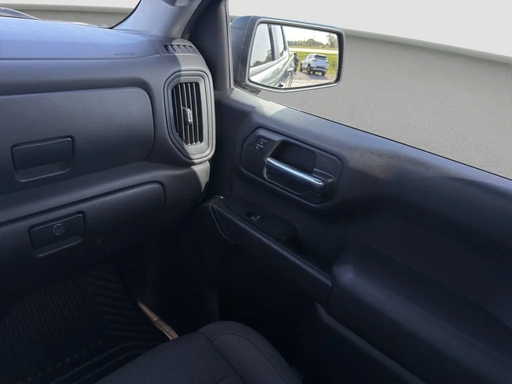 Used 2023 STERLING GRAY METALLIC Chevrolet Custom image 17