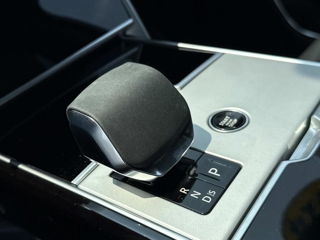 Used 2024 White Land Rover SE image 5