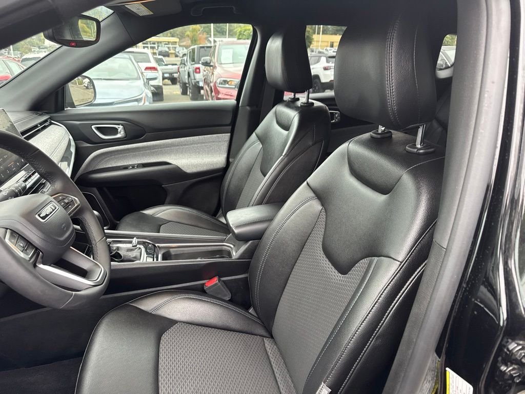 Used 2024 Diamond Black Crystal Pearlcoat Jeep Latitude image 4