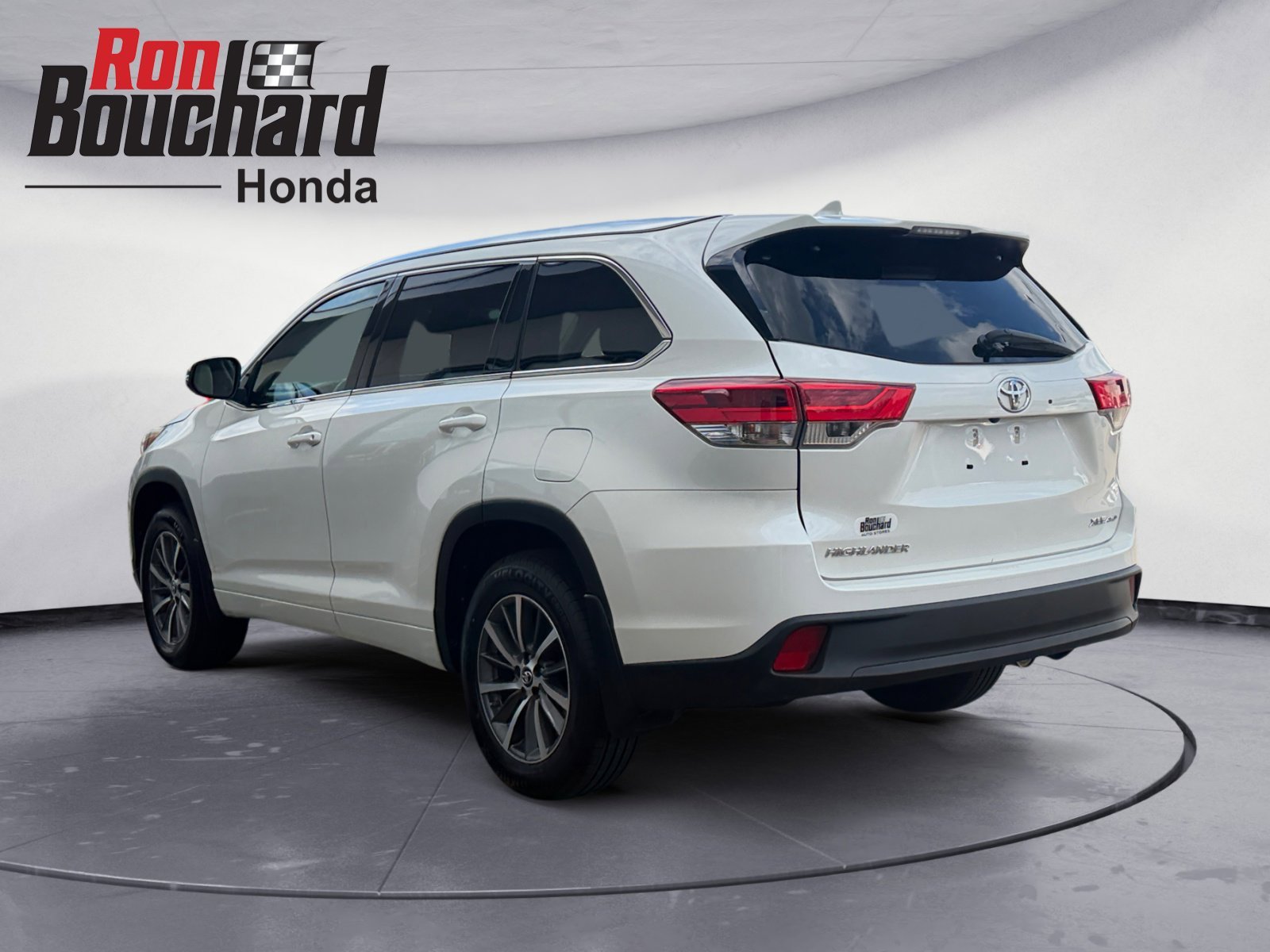 Used 2017 Blizzard Pearl Toyota XLE image 4