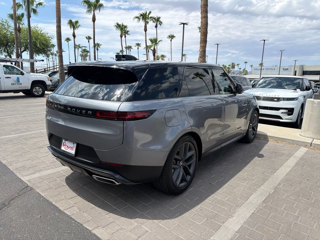 Used 2025  Land Rover SE image 3