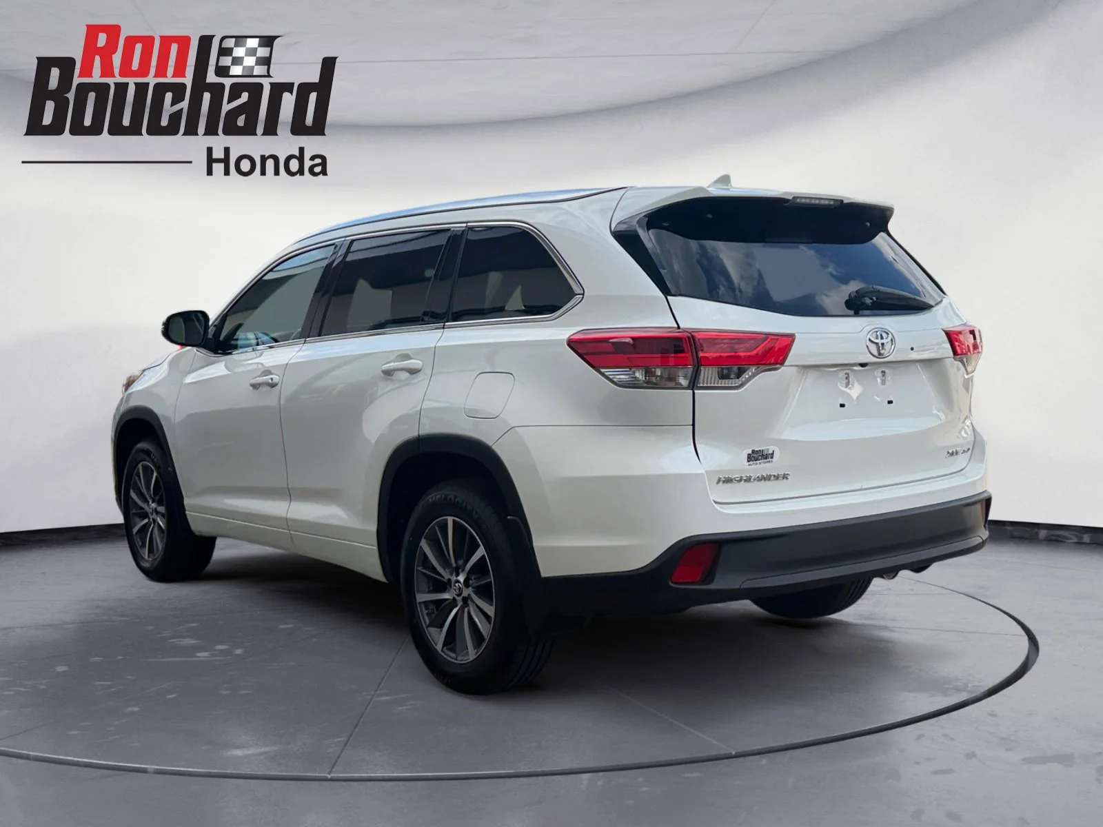 Used 2017 Blizzard Pearl Toyota XLE image 4