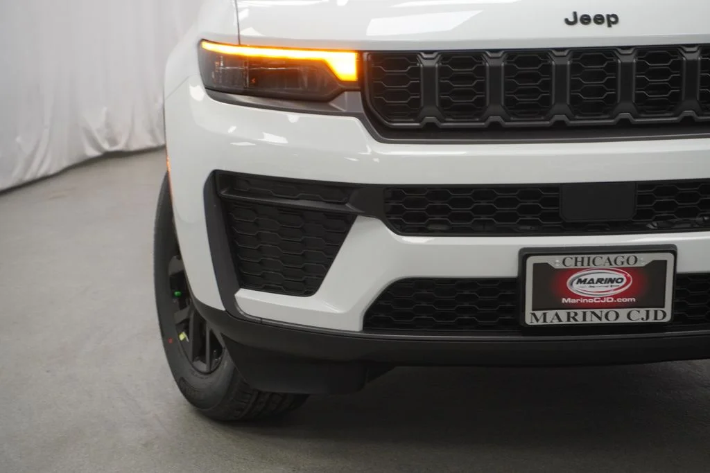 New 2026 Bright White Clear-Coat Exterior Paint Jeep Laredo image 6